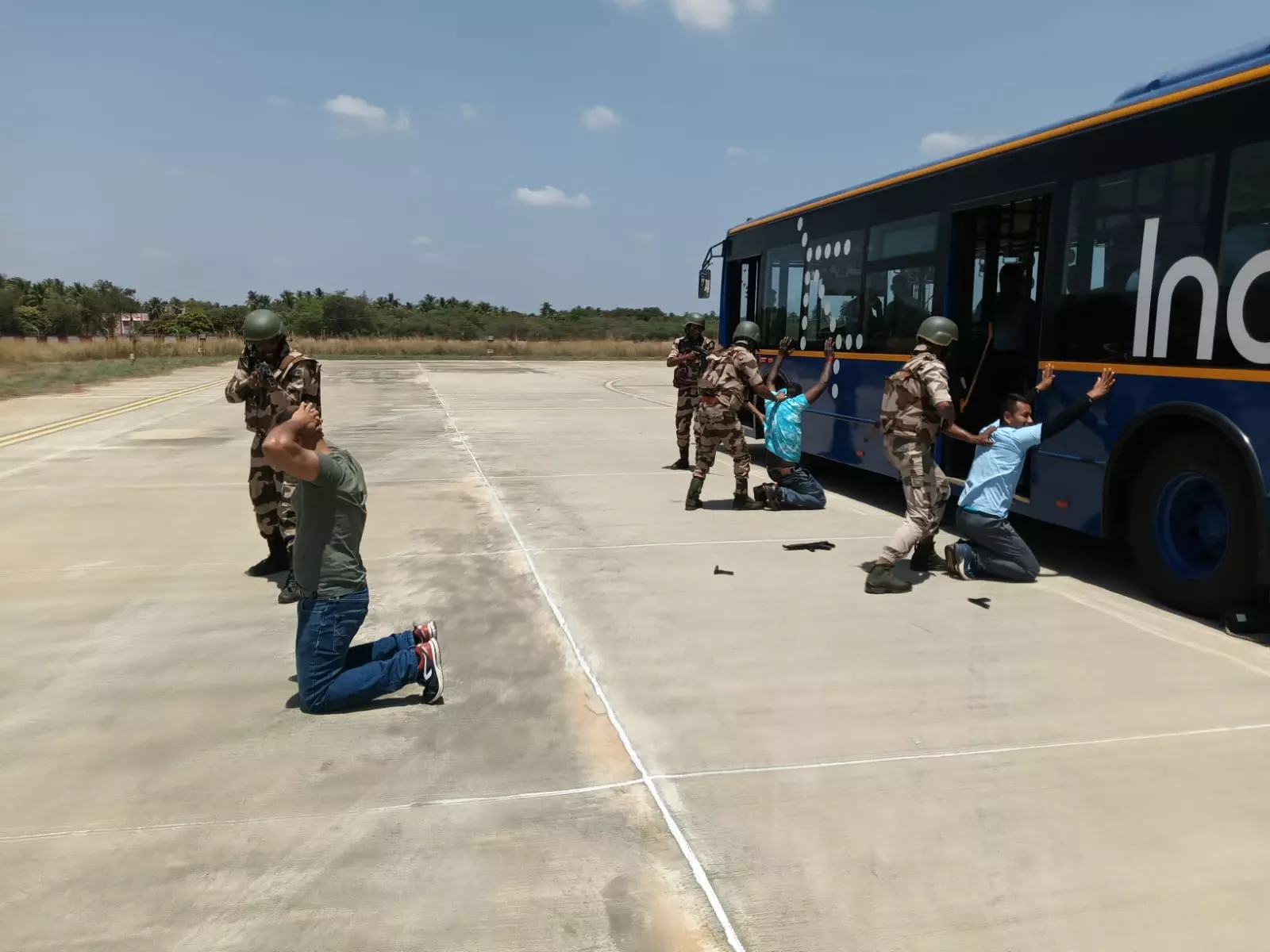 TN: तिरुचिरापल्ली अंतरराष्ट्रीय हवाई अड्डे पर विमान-अपहरण रोधी मॉक अभ्यास आयोजित किया गया TN: तिरुचिरापल्ली अंतरराष्ट्रीय हवाई अड्डे पर विमान-अपहरण रोधी मॉक अभ्यास आयोजित किया गया