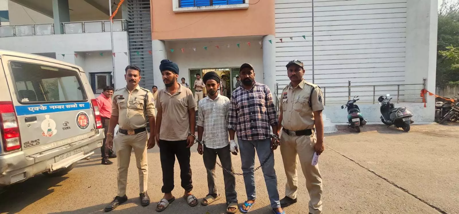 चालानी कार्रवाई के दौरान हंगामा, पुलिस से धक्का-मुक्की करने वाले 3 आरोपी गिरफ्तार चालानी कार्रवाई के दौरान हंगामा, पुलिस से धक्का-मुक्की करने वाले 3 आरोपी गिरफ्तार