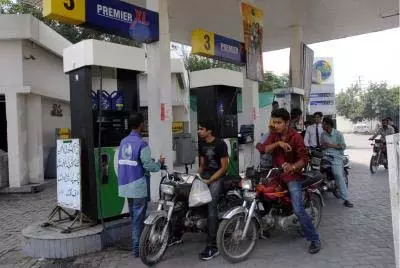 ईद से पहले पाकिस्तान में तेल की कीमतों में भारी बढ़ोतरी, लाखों लोगों के लिए बढ़ी परेशानी ईद से पहले पाकिस्तान में तेल की कीमतों में भारी बढ़ोतरी, लाखों लोगों के लिए बढ़ी परेशानी