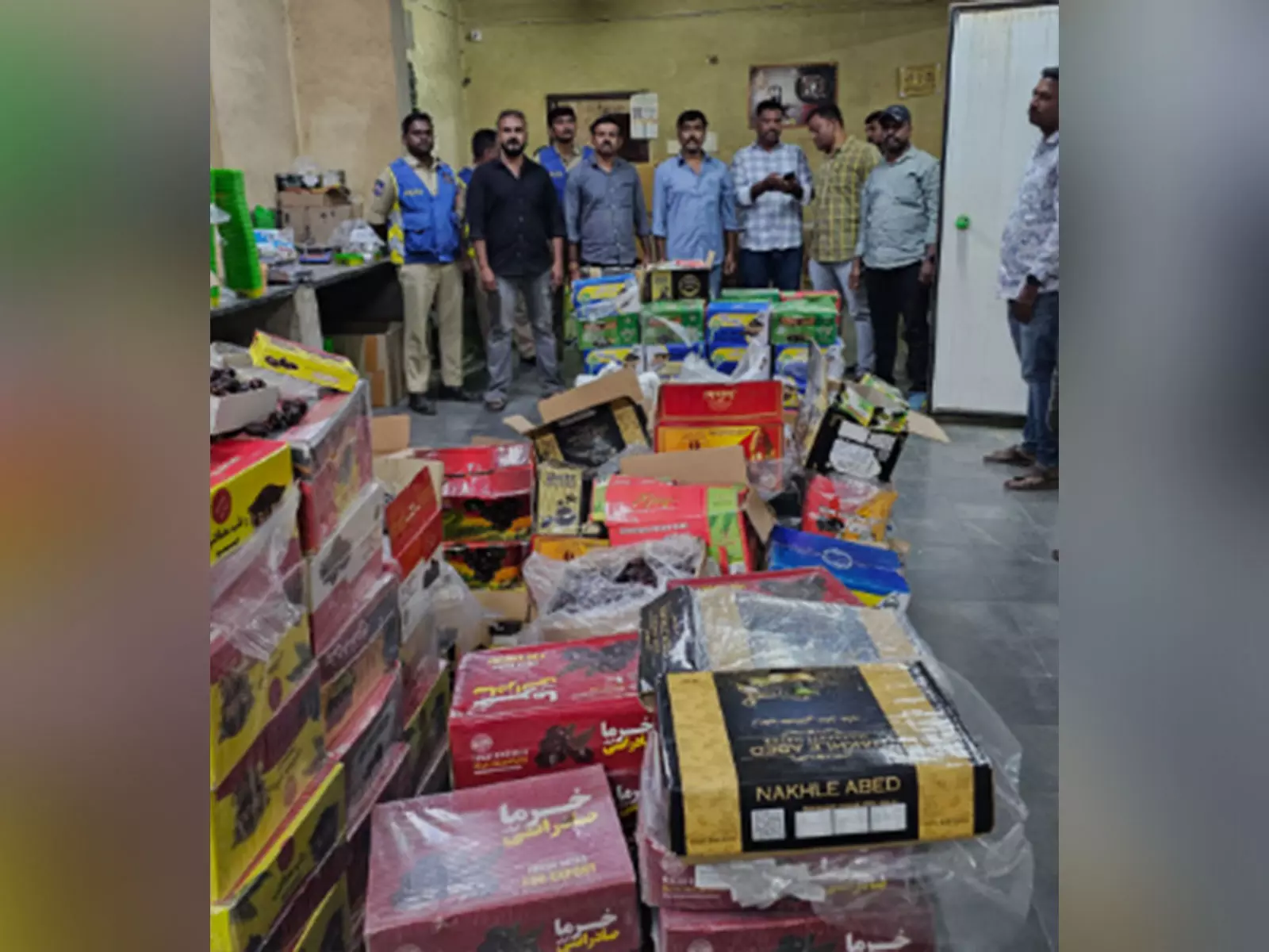 Hyderabad: सड़े हुए और अस्वच्छ सूखे मेवे बेचने के आरोप में एक व्यक्ति गिरफ्तार Hyderabad: सड़े हुए और अस्वच्छ सूखे मेवे बेचने के आरोप में एक व्यक्ति गिरफ्तार
