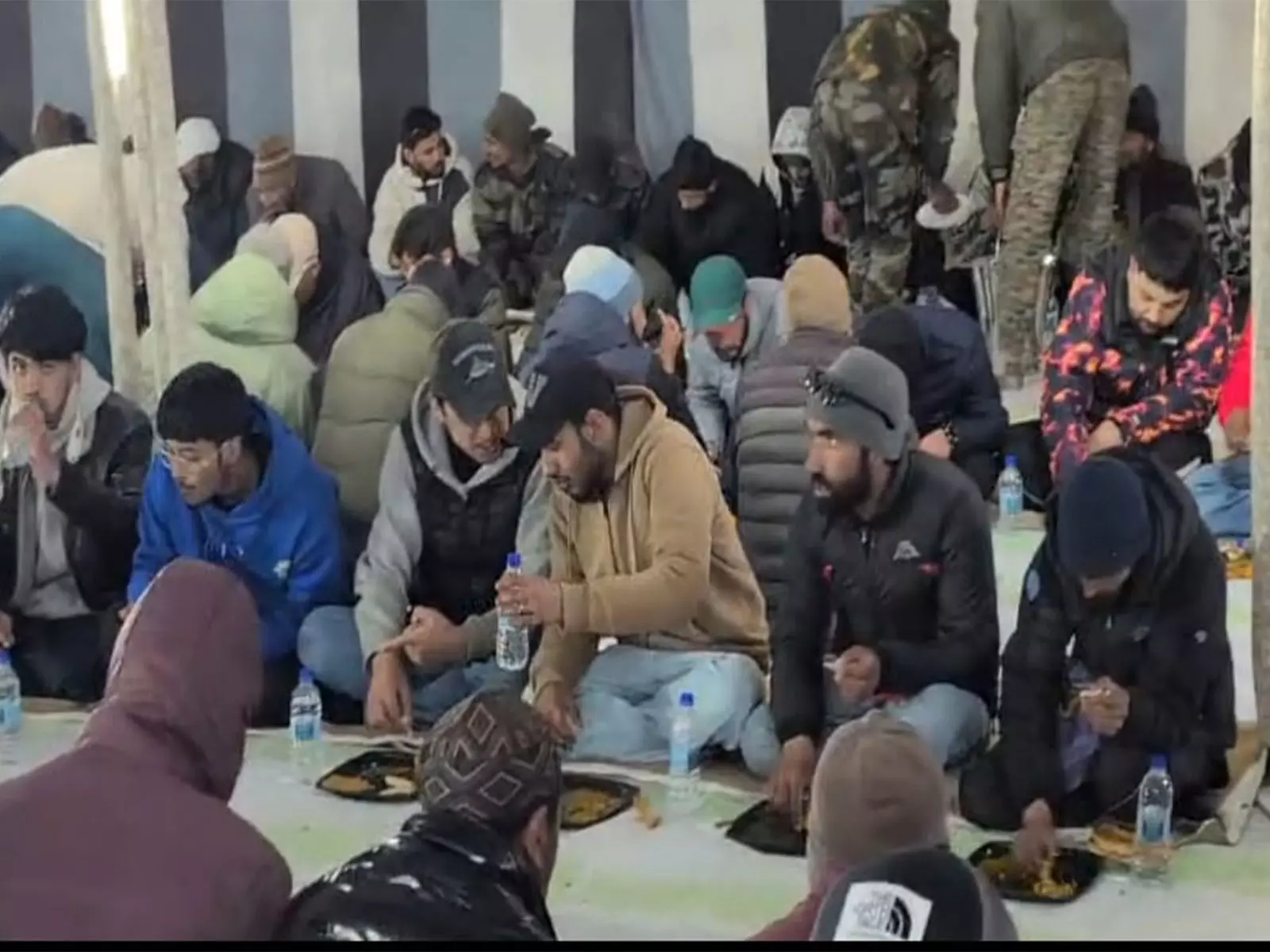 Ladakh: फायर एंड फ्यूरी कोर ने द्रास में इफ़्तार दावत का आयोजन किया, 450 से ज़्यादा मेहमान शामिल हुए Ladakh: फायर एंड फ्यूरी कोर ने द्रास में इफ़्तार दावत का आयोजन किया, 450 से ज़्यादा मेहमान शामिल हुए