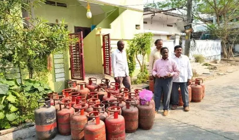 Kodada में अवैध रूप से रखे 48 घरेलू सिलेंडर ज़ब्त Kodada में अवैध रूप से रखे 48 घरेलू सिलेंडर ज़ब्त