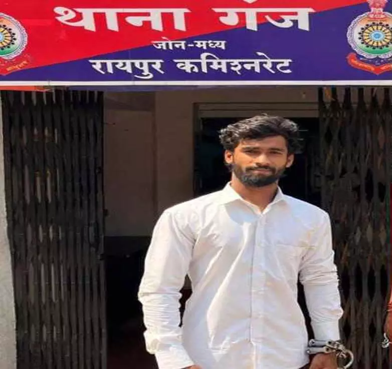 पुलिस पर हमला करने वाले युवक को गंज TI सुनील दास ने किया गिरफ्तार पुलिस पर हमला करने वाले युवक को गंज TI सुनील दास ने किया गिरफ्तार