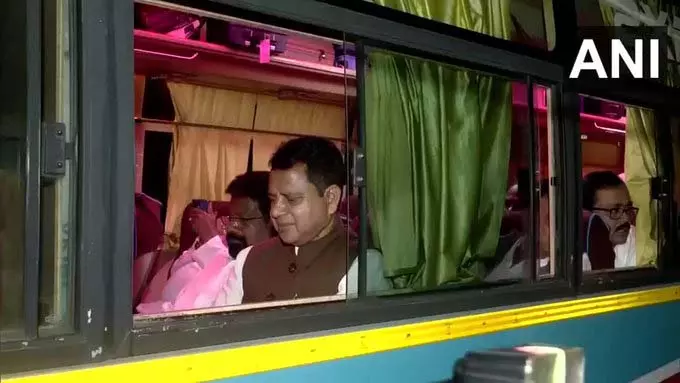 ओडिशा: भाजपा के 82 विधायक पारादीप के लिए रवाना ओडिशा: भाजपा के 82 विधायक पारादीप के लिए रवाना