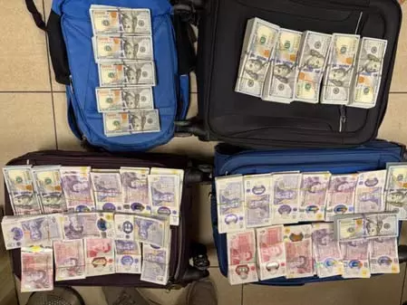 BIG BREAKING: एयरपोर्ट पर DRI की बड़ी कार्रवाई, 3 करोड़ रुपए की विदेशी मुद्रा-53 पाउच हीरे बरामद BIG BREAKING: एयरपोर्ट पर DRI की बड़ी कार्रवाई, 3 करोड़ रुपए की विदेशी मुद्रा-53 पाउच हीरे बरामद