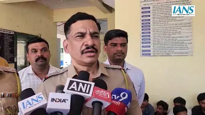 सड़क विक्रेताओं की जांच में संभावित अपराधियों और अवैध बांग्लादेशी नागरिकों की तलाश सड़क विक्रेताओं की जांच में संभावित अपराधियों और अवैध बांग्लादेशी नागरिकों की तलाश