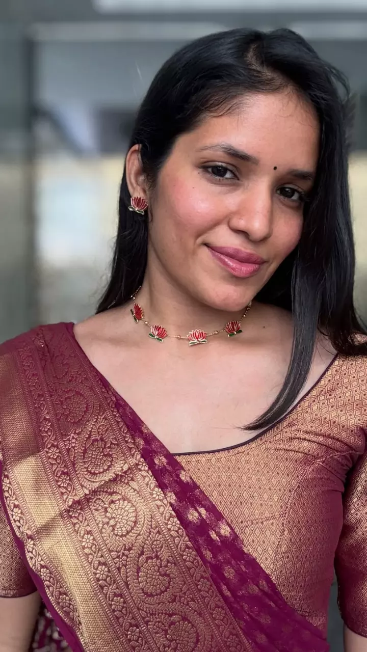 साड़ी में खूबसूरत लगी भवानी चौधरी