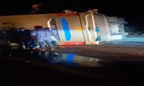 डबल डेकर बस पलटने से 12 यात्री घायल, एक्सप्रेसवे में हुआ हादसा डबल डेकर बस पलटने से 12 यात्री घायल, एक्सप्रेसवे में हुआ हादसा