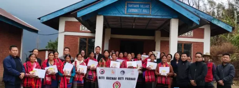 यांथामो गाँव में वयस्क साक्षरता के छात्रों को सम्मानित किया