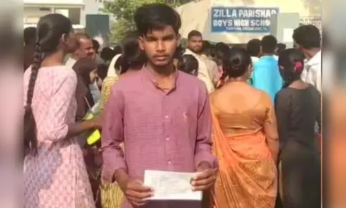 Medak में पिता की मौत के कुछ ही घंटों बाद 10वीं के छात्र ने दी SSC की परीक्षा Medak में पिता की मौत के कुछ ही घंटों बाद 10वीं के छात्र ने दी SSC की परीक्षा