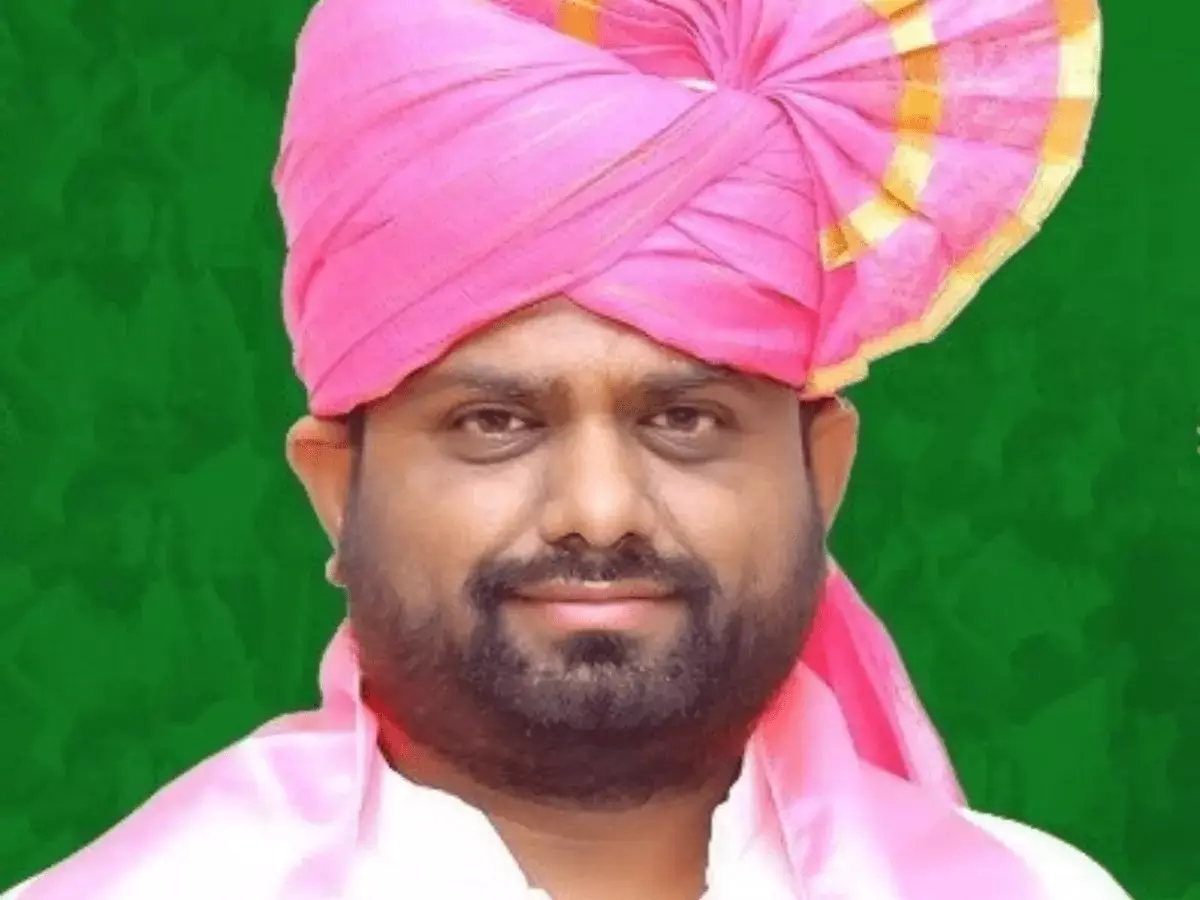पूर्व BRS विधायक पायलट रोहित रेड्डी के मोइनाबाद फार्महाउस पर छापेमारी के दौरान कोकीन ज़ब्त पूर्व BRS विधायक पायलट रोहित रेड्डी के मोइनाबाद फार्महाउस पर छापेमारी के दौरान कोकीन ज़ब्त