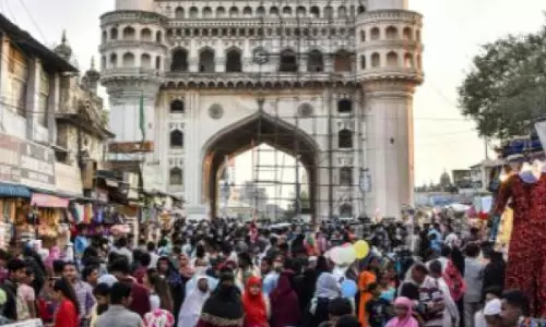 Hyderabad का चारमीनार बाज़ार ईद की खरीदारी करने वालों से उमड़ पड़ा
