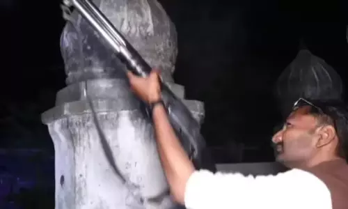 दंपति ने शादी समारोह में फायरिंग की, वीडियो सामने आने पर ढूंढ रही पुलिस दंपति ने शादी समारोह में फायरिंग की, वीडियो सामने आने पर ढूंढ रही पुलिस