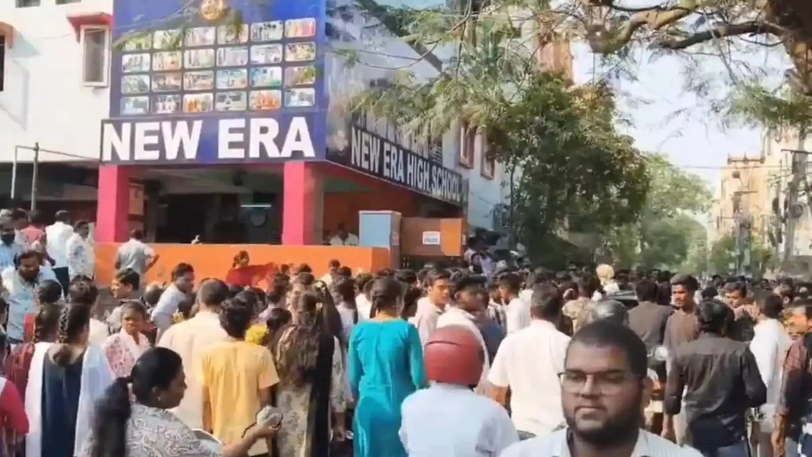 Hyderabad में 80 छात्रों ने अपने ही स्कूल में दी 10वीं की परीक्षा, सरकार ने दी सफाई Hyderabad में 80 छात्रों ने अपने ही स्कूल में दी 10वीं की परीक्षा, सरकार ने दी सफाई