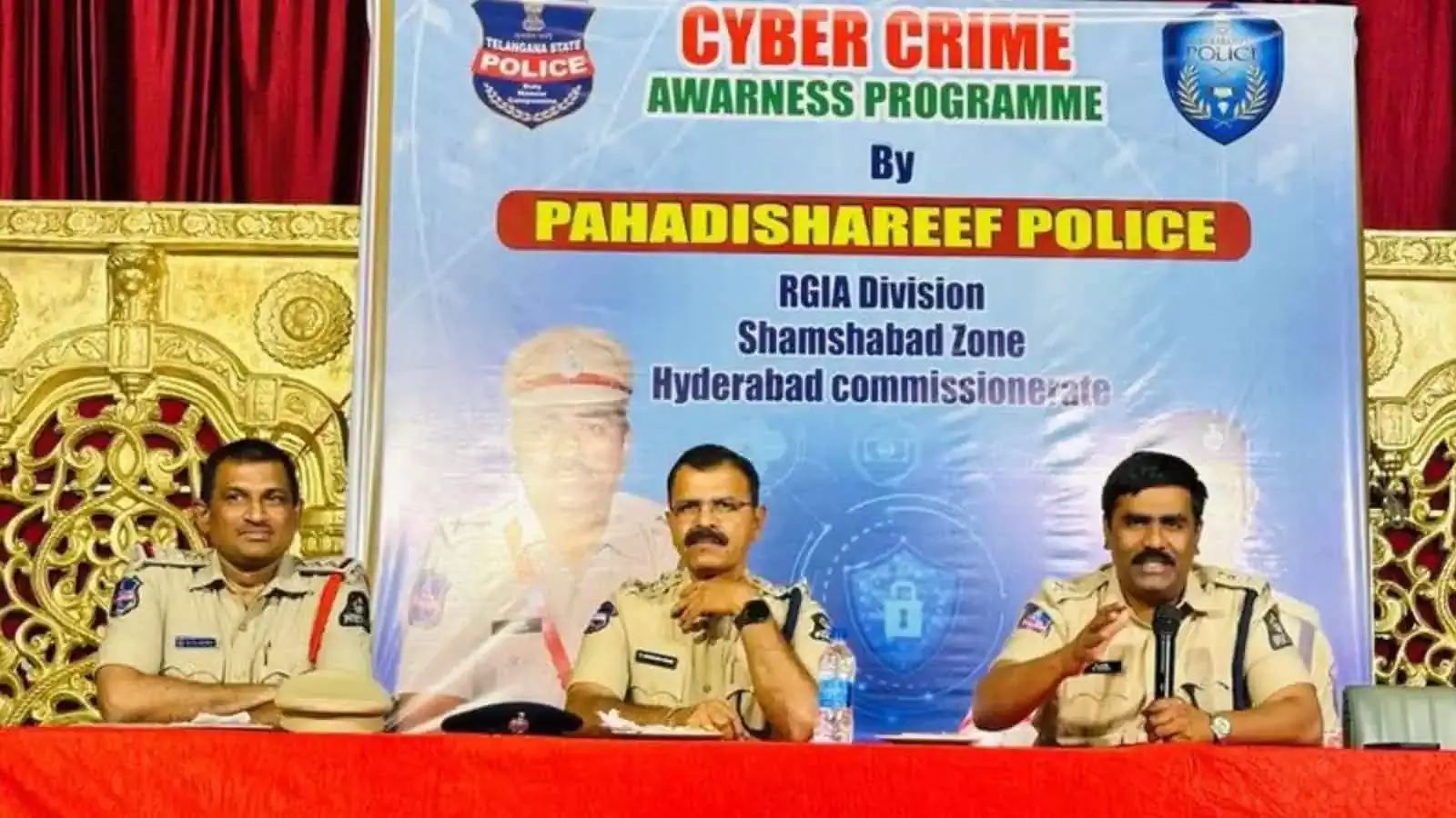 Pahadishareef Police ने तुक्कुगुड़ा में साइबर अपराध के प्रति जागरूकता बढ़ाई Pahadishareef Police ने तुक्कुगुड़ा में साइबर अपराध के प्रति जागरूकता बढ़ाई