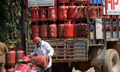 दिल्ली सरकार ने कमर्शियल LPG की सप्लाई को औसत खपत के 20% तक सीमित किया दिल्ली सरकार ने कमर्शियल LPG की सप्लाई को औसत खपत के 20% तक सीमित किया