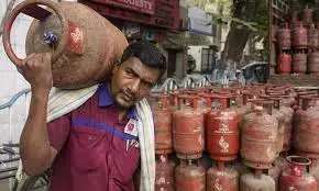 LPG संकट से निपटने के लिए मुख्यमंत्री कदम उठा रहे हैं LPG संकट से निपटने के लिए मुख्यमंत्री कदम उठा रहे हैं