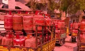 Karnataka: घरेलू गैस सिलेंडर कमर्शियल से ज़्यादा सप्लाई करते हैं Karnataka: घरेलू गैस सिलेंडर कमर्शियल से ज़्यादा सप्लाई करते हैं