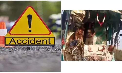 Kanpur के पास नासिक के श्रद्धालुओं की बस दुर्घटनाग्रस्त; दो की मौत, कई घायल Kanpur के पास नासिक के श्रद्धालुओं की बस दुर्घटनाग्रस्त; दो की मौत, कई घायल