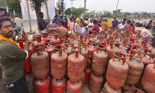 सख्त कार्रवाई के बावजूद LPG सिलेंडरों की कालाबाज़ारी जारी सख्त कार्रवाई के बावजूद LPG सिलेंडरों की कालाबाज़ारी जारी