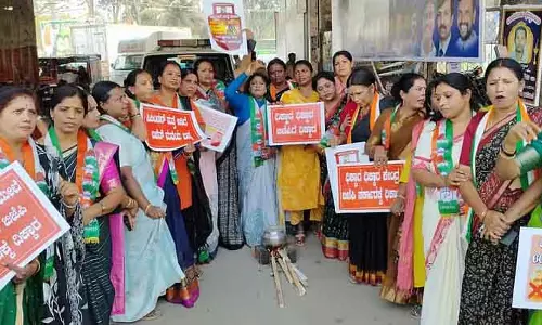 Karnataka : खाना पकाने वाली गैस की कीमतों में बढ़ोतरी के ख़िलाफ़ विरोध प्रदर्शन
