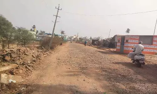Devanahalli : गड्ढों से भरी सड़क पर आखिरकार डामर बिछाया जा रहा है Devanahalli : गड्ढों से भरी सड़क पर आखिरकार डामर बिछाया जा रहा है