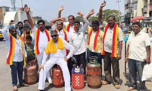 LPG अनिल की कमी की निंदा: वाटल नागराज के नेतृत्व में विरोध प्रदर्शन