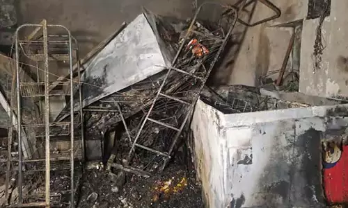 BREAKING: जनरल स्टोर में लगी आग, रिटायर्ड टीचर जिंदा जला BREAKING: जनरल स्टोर में लगी आग, रिटायर्ड टीचर जिंदा जला