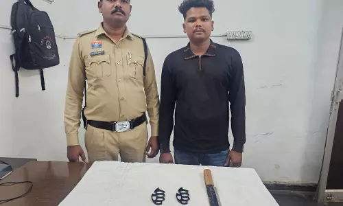 रोड में चाकू लहराते बदमाश गिरफ्तार