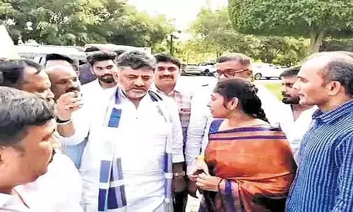 Karnataka: डी. वीरप्पन की बेटी विद्यारानी की मुलाकात के. शिवकुमार से हुई Karnataka: डी. वीरप्पन की बेटी विद्यारानी की मुलाकात के. शिवकुमार से हुई