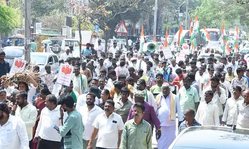 कुकिंग गैस की कीमतों में बढ़ोतरी: Congress ने केंद्र सरकार के ख़िलाफ़ प्रदर्शन किया
