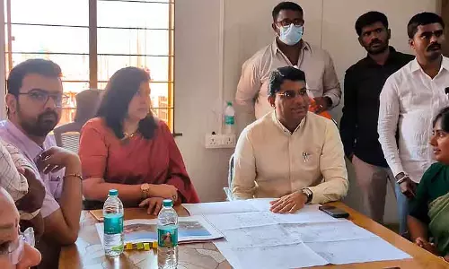 रेशम विभाग के आयुक्त और DC ने हाई-टेक रेशमकीट बाज़ार का दौरा किया रेशम विभाग के आयुक्त और DC ने हाई-टेक रेशमकीट बाज़ार का दौरा किया