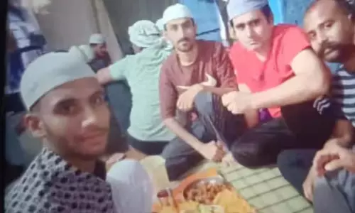 सेंट्रल जेल में इफ्तार की फोटो वायरल, 13 मोबाइल फोन बरामद, जांच शुरू सेंट्रल जेल में इफ्तार की फोटो वायरल, 13 मोबाइल फोन बरामद, जांच शुरू