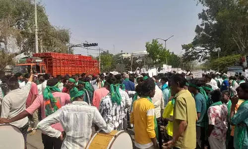 Chikkaballapur बंद: दुकानें बंद, पुलिस ने घेरा डाला Chikkaballapur बंद: दुकानें बंद, पुलिस ने घेरा डाला