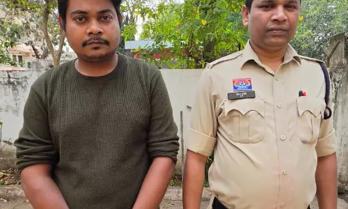 स्कूटी की डिक्की से अवैध शराब जब्त, सप्लाई करते युवक गिरफ्तार स्कूटी की डिक्की से अवैध शराब जब्त, सप्लाई करते युवक गिरफ्तार