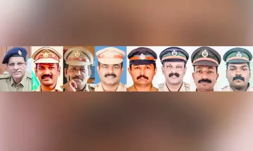 Thrissur में आठ एक्साइज अधिकारियों को कमिश्नर का बैज ऑफ एक्सीलेंस दिया गया Thrissur में आठ एक्साइज अधिकारियों को कमिश्नर का बैज ऑफ एक्सीलेंस दिया गया