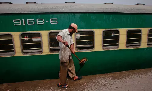 Pakistan Railways की वित्तीय मुश्किलें ईद की यात्रा योजनाओं के लिए खतरा बनीं Pakistan Railways की वित्तीय मुश्किलें ईद की यात्रा योजनाओं के लिए खतरा बनीं