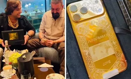 पाकिस्तानी इन्फ्लुएंसर की ओर से संजय दत्त के लिए गोल्ड-प्लेटेड iPhone का सरप्राइज़ पाकिस्तानी इन्फ्लुएंसर की ओर से संजय दत्त के लिए गोल्ड-प्लेटेड iPhone का सरप्राइज़