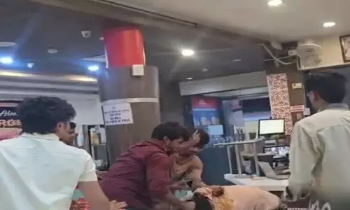 Raipur Breaking: रेलवे स्टेशन के कैफे में दो गुटों में मारपीट, वीडियो वायरल