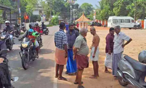 Kerala : अरूर पल्यारक्कावु सड़क पर दुर्घटनाएँ अधिक आम होती जा रही है Kerala : अरूर पल्यारक्कावु सड़क पर दुर्घटनाएँ अधिक आम होती जा रही है