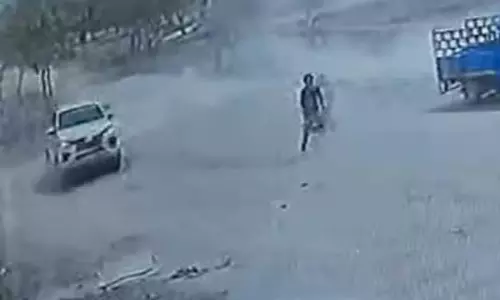 कारोबारी कमल मीणा पर फायरिंग, हमलावर को कार से कुचलने की कोशिश कारोबारी कमल मीणा पर फायरिंग, हमलावर को कार से कुचलने की कोशिश