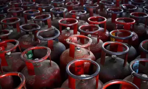 जमाखोरी के आरोप में तीन गिरफ्तार, 75 LPG सिलेंडर बरामद जमाखोरी के आरोप में तीन गिरफ्तार, 75 LPG सिलेंडर बरामद