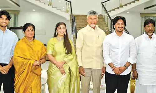 Andhra : चंद्रबाबू ने भट्टी के बेटे और बहू को आशीर्वाद दिया Andhra : चंद्रबाबू ने भट्टी के बेटे और बहू को आशीर्वाद दिया