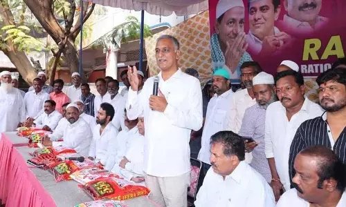 Harish Rao ने हैदराबाद के मुशीराबाद में रमज़ान तोहफ़े बांटे Harish Rao ने हैदराबाद के मुशीराबाद में रमज़ान तोहफ़े बांटे