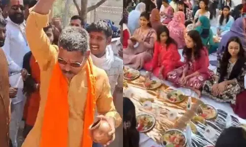 Bhopal के कॉलेज में हिंदू लड़कियों ने इफ़्तार में हिस्सा लिया; VHP कार्यकर्ताओं ने परिसर का शुद्धिकरण किया Bhopal के कॉलेज में हिंदू लड़कियों ने इफ़्तार में हिस्सा लिया; VHP कार्यकर्ताओं ने परिसर का शुद्धिकरण किया