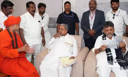 CM ने सिद्धरामेश्वर स्वामीजी को आश्वासन दिया कि आंतरिक आरक्षण का निर्णय अनुचित नहीं होगा CM ने सिद्धरामेश्वर स्वामीजी को आश्वासन दिया कि आंतरिक आरक्षण का निर्णय अनुचित नहीं होगा