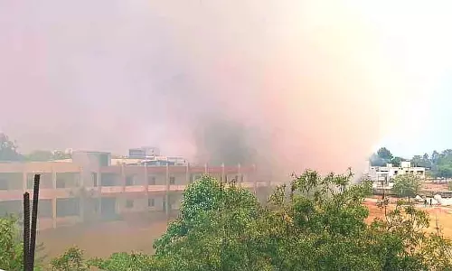 Siruguppa नगर निगम की ठोस कचरा निस्तारण इकाई में आग: छात्र बीमार पड़ा Siruguppa नगर निगम की ठोस कचरा निस्तारण इकाई में आग: छात्र बीमार पड़ा