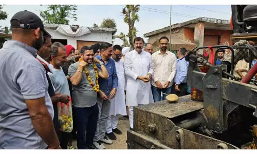 Arvind Gupta ने वार्ड 32 में सड़क पर डामर बिछाने के काम की शुरुआत की
