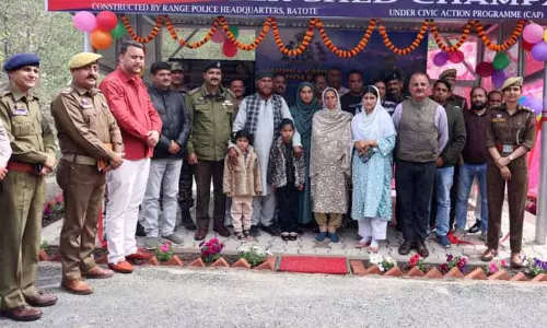 J&K पुलिस ने यात्री शेड लगाया