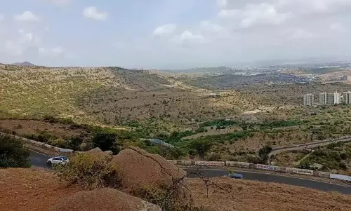Pune के एक टूरिस्ट स्पॉट पर इफ़्तार कर रहे 14 लोगों पर भीड़ ने हमला किया Pune के एक टूरिस्ट स्पॉट पर इफ़्तार कर रहे 14 लोगों पर भीड़ ने हमला किया